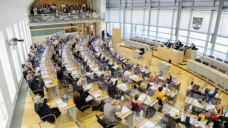 Blick von Pressetribüne ins Plenum