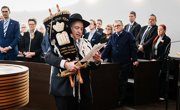 Feierlich wird die Thora in die neue Synagoge getragen.