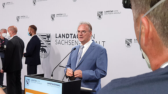 Der amtierende sachsen-anhaltische Ministerpräsident Dr. Reiner Haseloff beim Interview nach der Landtagswahl 2021.