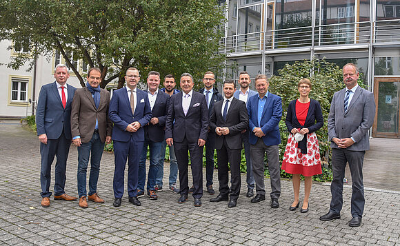 Gruppe von Abgeordneten steht im Innenhof des Landtags