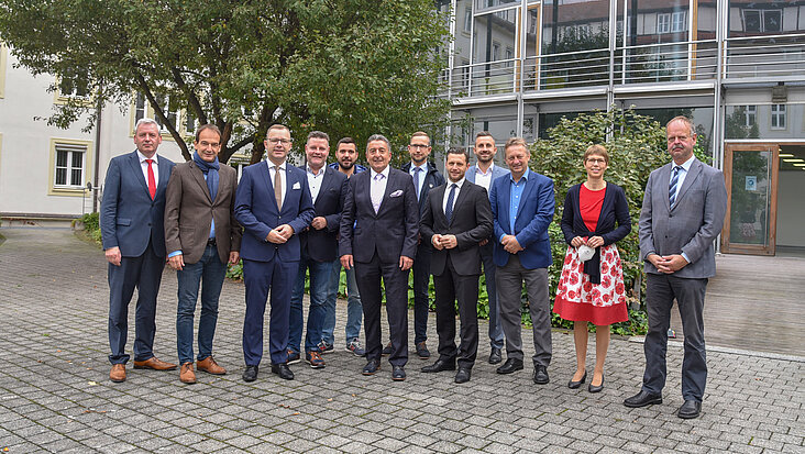 Gruppenfoto von Abgeordneten im Innenhof des Landtags