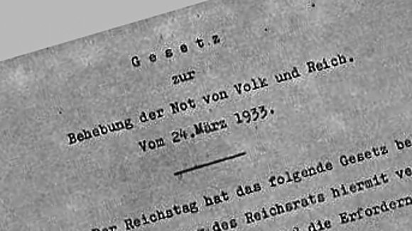 Ausschnitt eines Blatts mit dem Text des Ermächtigungsgesetzes.