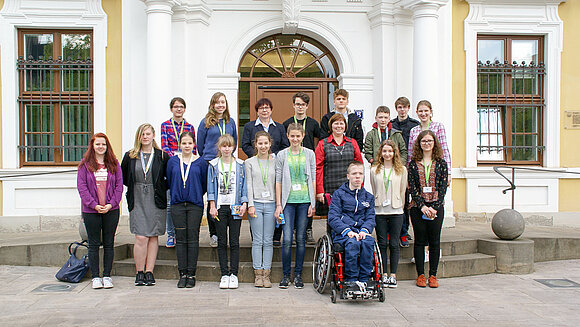 Besucher-Gruppe mit Jugendlichen vor dem Landtag