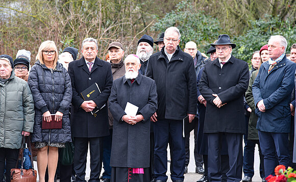 Gesang und Gebete zur Kranzniederlegung am Mahnmal MAGDA.