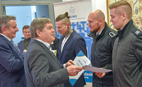 Landtagspräsident Dr. Gunnar Schellenberger und Dieter Steinecke (Volksbund) überreichten Urkunden und Geschenke.
