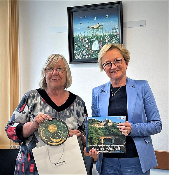 RLP Zwei Frauen stehen nebeneinander und tauschen Geschenke aus