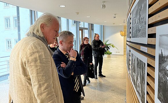 Knut Mueller (l.) im Gespräch beim Rundgang durch die beiden Ausstellungsteile.