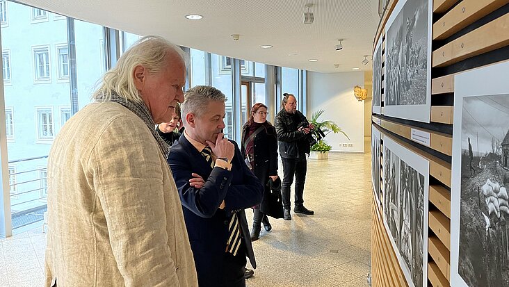 Knut Mueller (l.) im Gespräch beim Rundgang durch die beiden Ausstellungsteile.