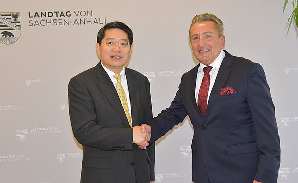ltlsa/smü Landtagpräsident Dr. Gunnar Schellenberger (r.) begrüßte den Botschafter der Volksrepublik China, S. E. Hongbo Deng im Landtag von Sachsen-Anhalt.