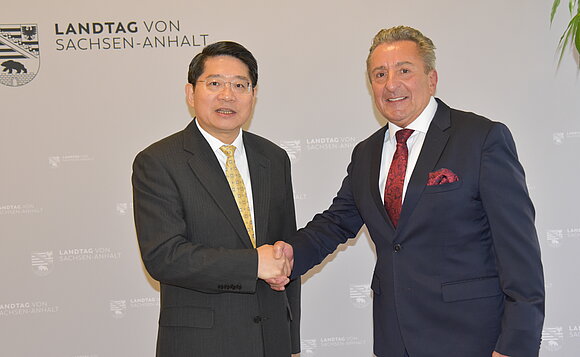 Landtagpräsident Dr. Gunnar Schellenberger (r.) begrüßte den Botschafter der Volksrepublik China, S. E. Hongbo Deng im Landtag von Sachsen-Anhalt.