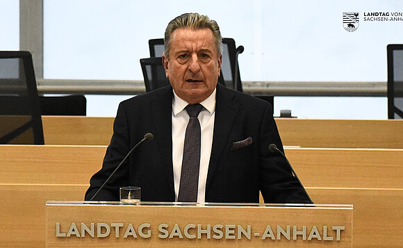 Landtagspräsident Dr. Gunnar Schellenberger spricht während der Gedenkstunde zum Holocaustgedenktag im Plenarsaal des Landtags von Sachsen-Anhalt.
