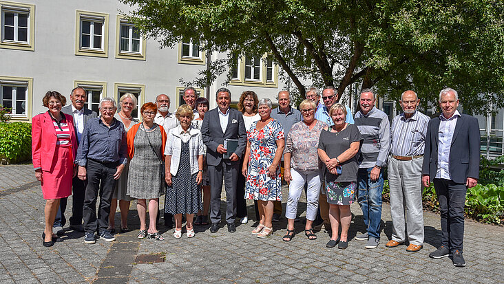 Gruppenfoto der Parlamentarischen Vereinigung im Innenhof des Landtags
