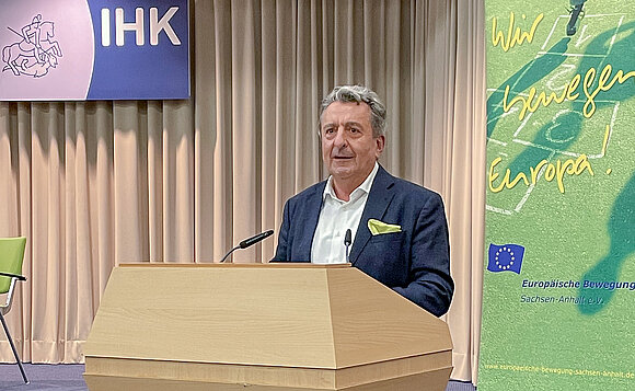 Landtagspräsident Dr. Gunnar Schellenberger spricht am Rednerpult zur Eröffnung des Neujahrsempfangs der Europäischen Bewegung Sachsen-Anhalt e.V.