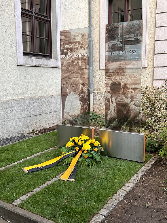 Die beiden gläsernen Gedenkstelen vor dem Innenministerium in Magdeburg.