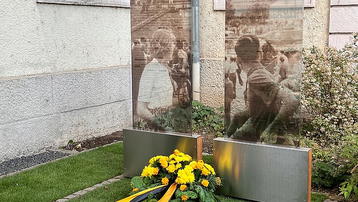 Die beiden gläsernen Gedenkstelen vor dem Innenministerium in Magdeburg.