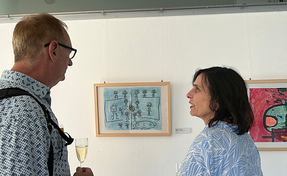 Zwei Besucher vor Bildern der Ausstellung