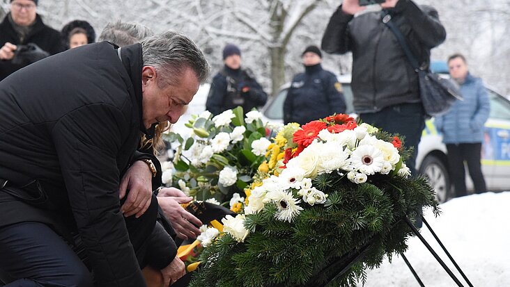 Landtagspräsident Dr. Gunnar Schellenberger beim Richten der Schleife am Gedenkkranz.