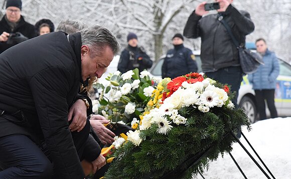 Landtagspräsident Dr. Gunnar Schellenberger beim Richten der Schleife am Gedenkkranz.