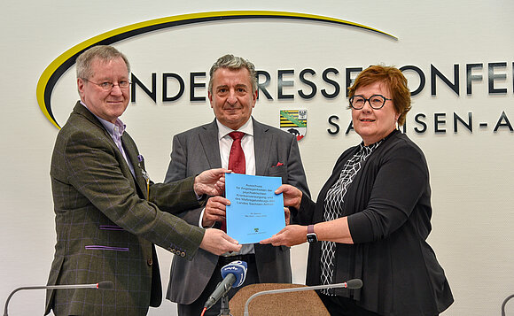 Der Ausschussvorsitzende Prof. Dr. Henning Flechtner (l.) übergibt den 29. Bericht an Landtagspräsident Dr. Gunnar Schellenberger und Sozialministerin Petra Grimm-Benne.