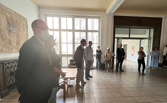 Besucher der Ausstellung steht im Foyer des Landtags