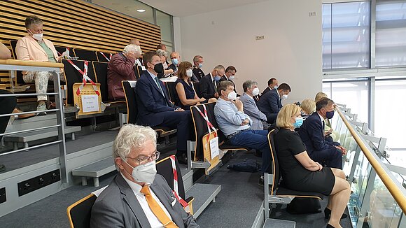 Blick auf die Besuchertribüne