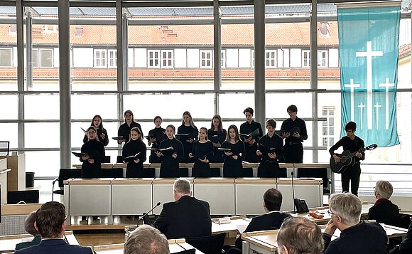 Die musikalische Umrahmung der Gedenkveranstaltung am Volkstrauertag hatte die 11. Klasse des Kinder- und Jugendchores aus dem Hegel-Gymnasium Magdeburg übernommen (auf dem Foto).