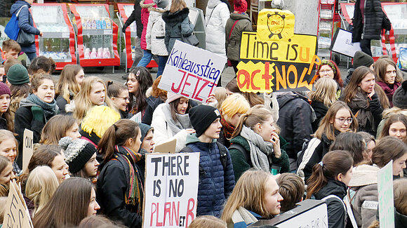 Blick von oben auf Demonstration von Schülern