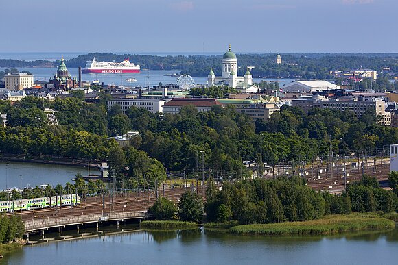 Blick auf vom Aussichtspunkt des Olympiastadions auf das Stadtzentrum von Helsinkiki
