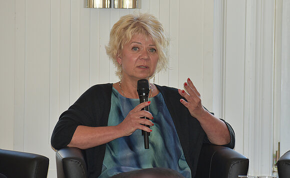 Cornelia Lüddemann mit Mikro in der Hand