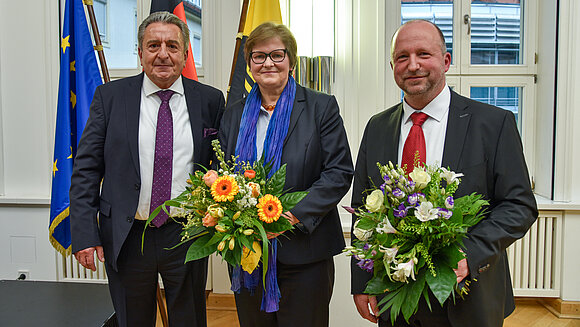 ltlsa/smü Gruppenfoto: Landtagspräsident Dr. Gunnar Schellenberger (l.) verabschiedete Birgit Neumann-Becker aus dem Amt der Landesbeauftragten und begrüßte deren Nachfolger Johannes Beleites.