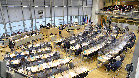 Blick ins vollbesetzte Plenum des Landtags