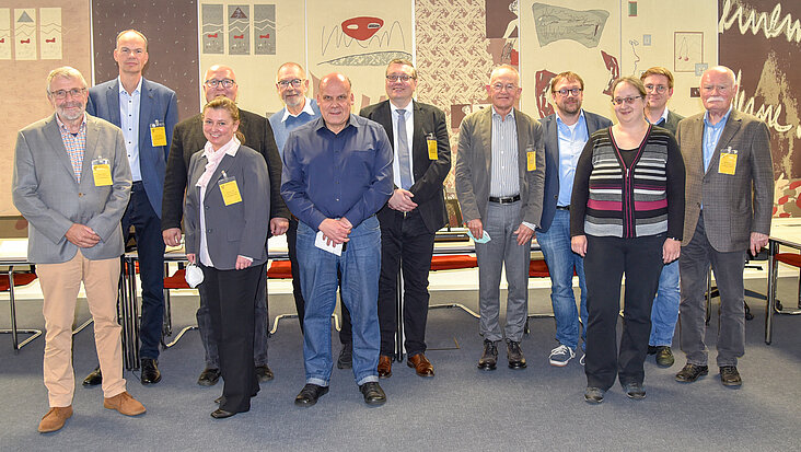 Gruppenbild der Teilnehmerinnen und Teilnehmer des Workshops zur Geschichte der ersten beiden Landtage von Sachsen-Anhalt.