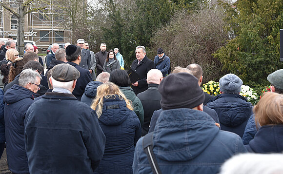 Landtagspräsident Dr. Gunnar Schellenberger spricht während der Kranzniederlegung am Mahnmal MAGDA.