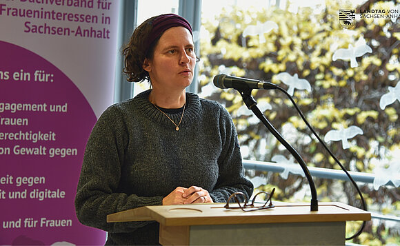 Daniela Zolloch von der Landesarbeitsgemeinschaft Interventionsstellen spricht während der Gedenkstunde zum Tag gegen Gewalt an Frauen im Landtag.