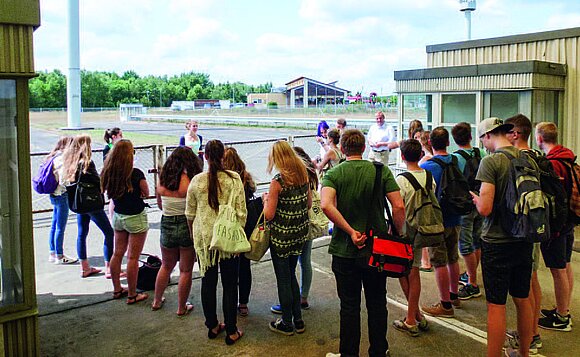 Besuchergruppen werden auch über das weitläufige Areal geführt.