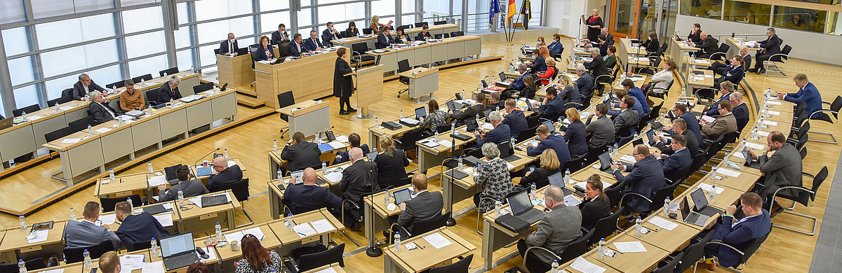 Blick in den gefüllten Plenarsaal des Landtags von Sachsen-Anhalt während einer Landtagssitzung.