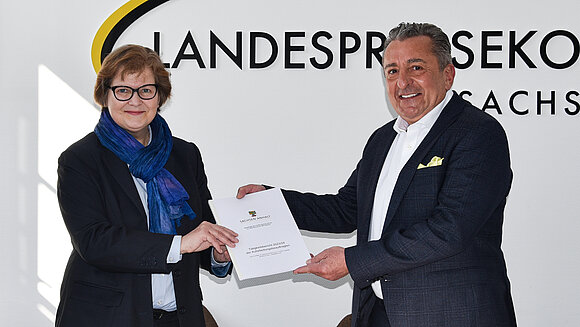 ltlsa/smü Die Landesbeauftragte für die Aufarbeitung der SED-Diktatur, Birgit Neumann-Becker, überreicht ihren aktuellen Tätigkeitsbericht an Landtagspräsident Dr. Gunnar Schellenberger.