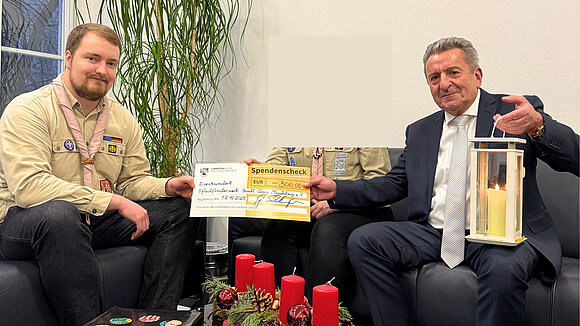 Martin Johannimloh von den Magdeburger Pfadfindern überbrachte mit einer Mitstreiterin (auf Wunsch unkenntlich gemacht) Landtagspräsident Dr. Gunnar Schellenberger das Friedenslicht aus Bethlehem.