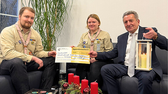 Amelie Bornefeld und Martin Johannimloh von den Magdeburger Pfadfindern überbrachten Landtagspräsident Dr. Gunnar Schellenberger das Friedenslicht aus Bethlehem.