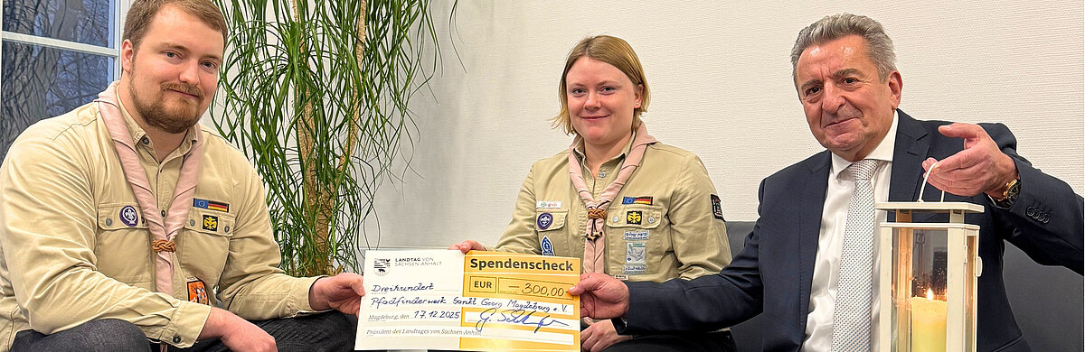 Amelie Bornefeld und Martin Johannimloh von den Magdeburger Pfadfindern überbrachten Landtagspräsident Dr. Gunnar Schellenberger das Friedenslicht aus Bethlehem.