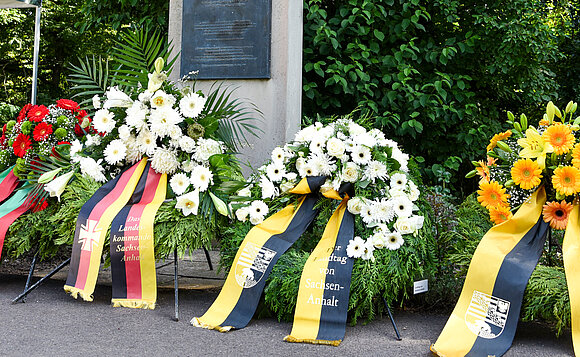Kränze zum 80. Jahrestag des Attentats der Verschwörer vom 20. Juli 1944.