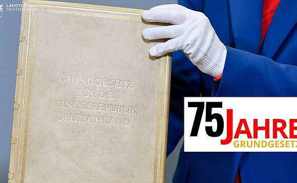 Info-Tafel zur Veranstaltung "75 Jahre Grundgesetz" im Landtag von Sachsen-Anhalt.