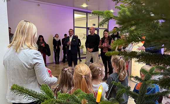 ltlsa/smü Kleines Kita-Programm während der Schmück-Aktion rund um den Weihnachtsbaum im Foyer des Landtags.