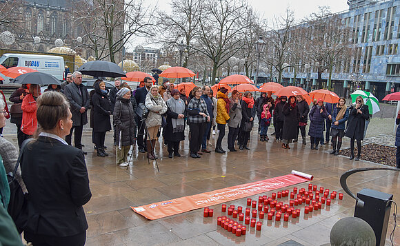 Menschen im Halbkreis vor dem Landtag