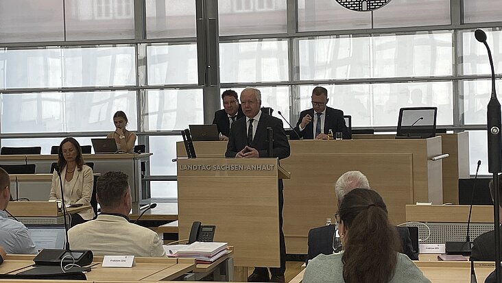 ARD-Vorsitzender Tom Buhrow während seines Redebeitrags am Pult im Plenarsaal.