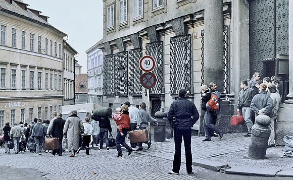 Aufbruch zur Abreise mit Bus und Bahn in die Bundesrepublik Deutschland (1989).