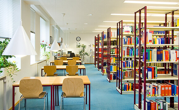 Lesesaal der Bibliothek mit Bücherregalen und Leseplätzen