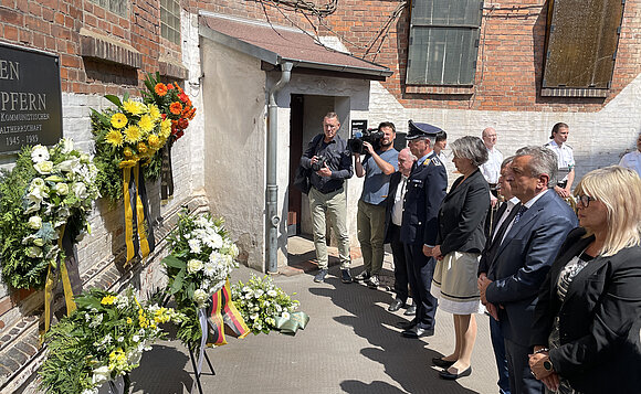 Kranzniederlegung in der Gedenkstätte Moritzplatz in Magdeburg. Am historischen Ort befand sich einst ein Stasi-Gefängnis.