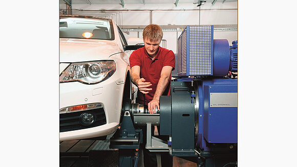 IKAM GmbH via IMG/Dirk Mahler Mann arbeitet an Auto, überprüft Antriebsstrang