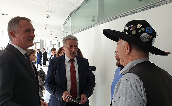 Landtagpräsident im Gespräch mit Gästen